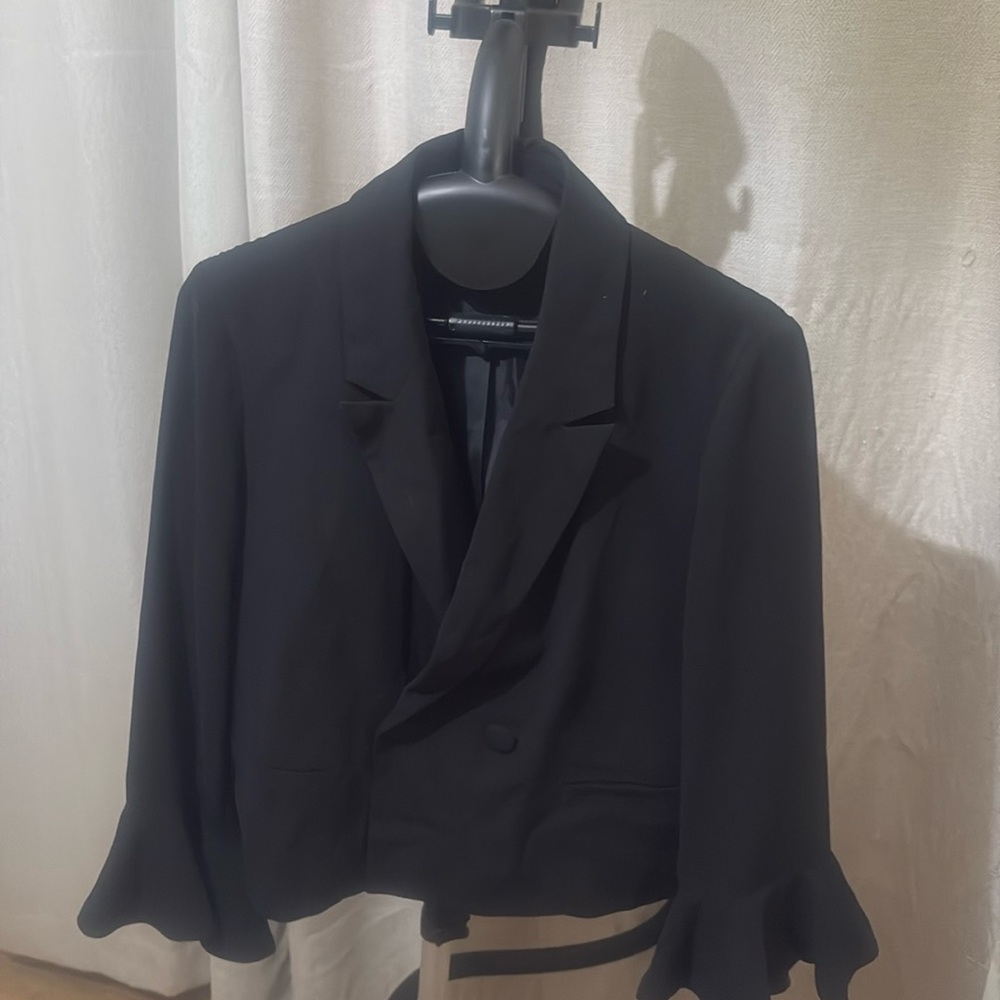 TOPSHOP cute blazer. Pretty feminine sleeves with ruffle.  Size 4.